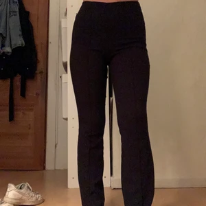 Svarta kostymliknande byxor xs - Supersköna svarta ”kostymbyxor” från veromoda, säljs pågrund utav att de inte längre kommer till användning. Stretchiga xs, passar bra i längden för mig som är 1.60