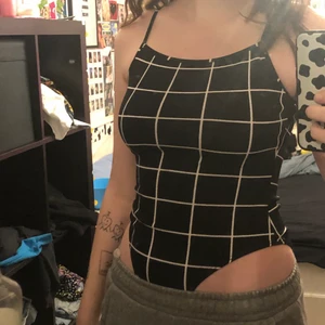 Rutig body - Säljer för jag inte använder den. Väldigt bra skick knappt använd.