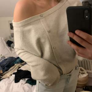 Säljer denna tröja som är one shoulder med knappar från hm💕💕💕strl M