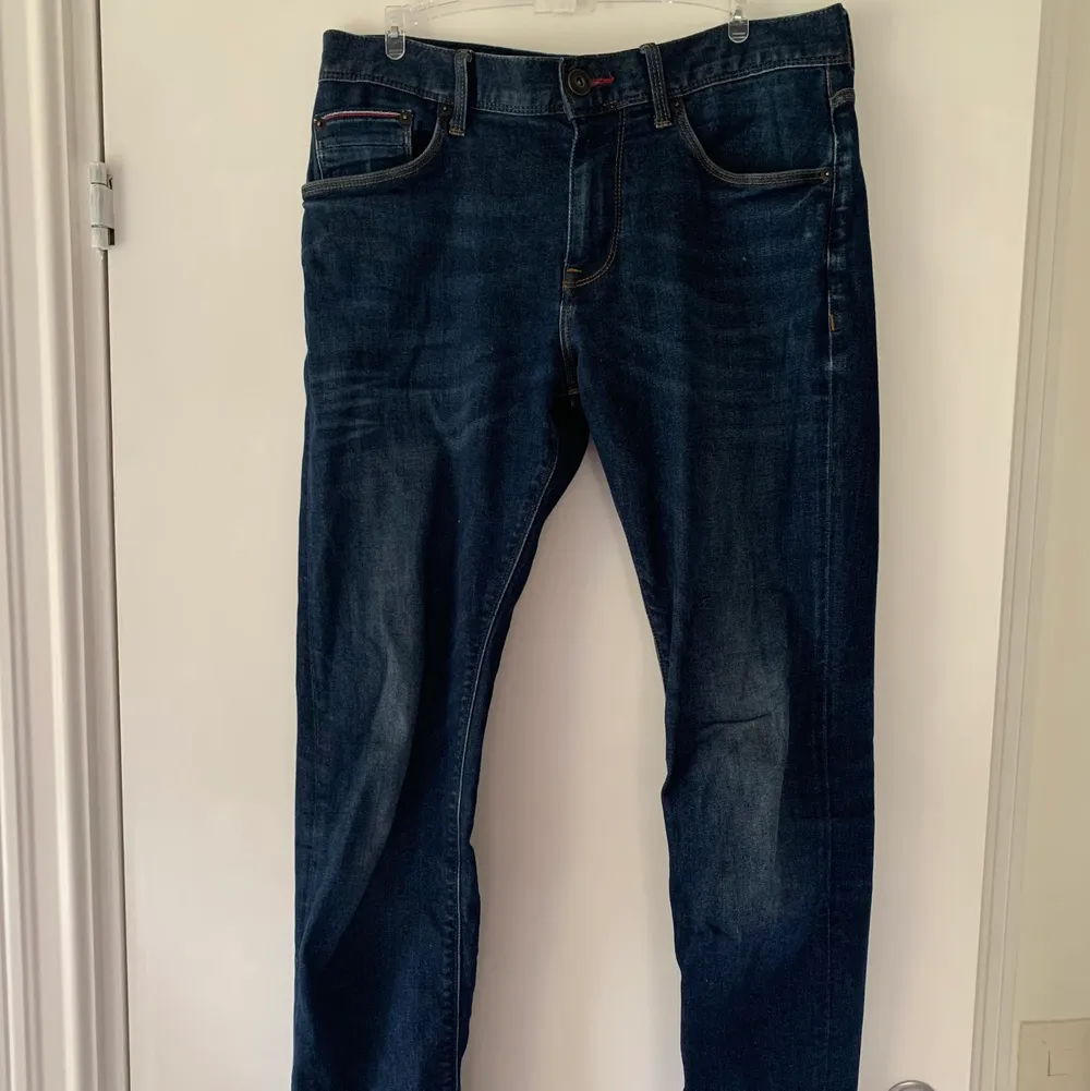 Jeans från Tommy Hilfiger. Använda en del men i princip i nyskick. Modellen är bleecker stretch slim fit i storleken 30/32. Nypris ca 1200 kr.. Jeans & Byxor.
