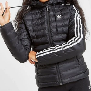 Adidas Jacka - Säljer en jätte fin adidas jacka i storlek 36. Använd höst o vinter. Den är lite tjockare än en vanlig dunjacka. (Hör av dig om flera bilder). Köpt för 960kr o säljer för 370kr + frakt. Köparen står för frakt!✨
