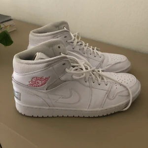 Air Jordan 1 Mid SE Nike Swoosh On Tour  - Jättebra condition! Storlek 46, kan mötas upp på söder i Stockholm annars fraktar jag för 63kr