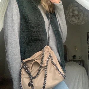 Stella Mcartney väska  - Säljer min fina Falabella mini tote från Stella Mcartney. Medföljer dustbag och tags/äktenhetsbevis. Skriv för fler bilder💓har en några få små fläckar i väskan av en penna men som inte syns kan skicka fler bilder om man av att se dem annars toppskick 4000 plus frakt 
