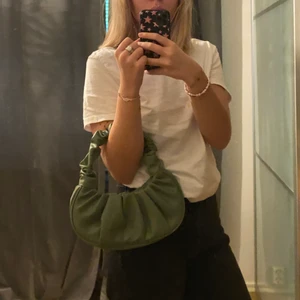 Ny grön väska - Säljer min gröna väska då den inte kommer till användning, använd 1 gång så den är som ny! 