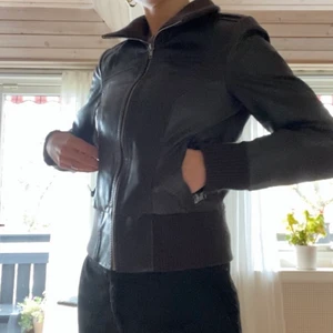 Skinnjacka - Svinsnygg skinnjacka som tyvärr är för liten för mig! Man kan ha dragkedjan helt uppdragen också så det blir som polo❤️‍🔥