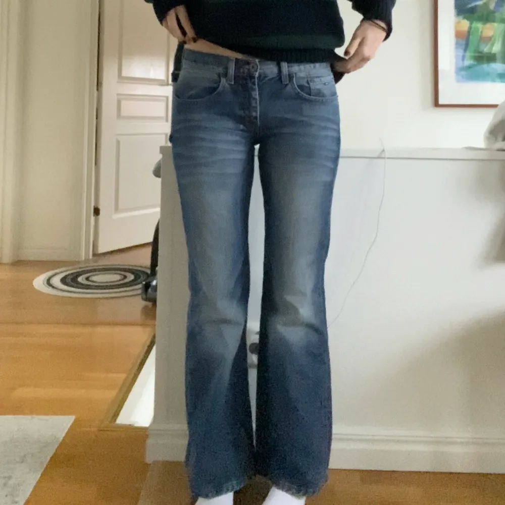 lågmidjade bootcut jeans från tommy hilfiger i perfekt skick! tyvärr för korta på mig som är 177. innerbenslängd 76cm midjemått 77cm. köpte dem för 500. Jeans & Byxor.