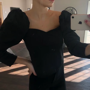 Carin Wester tröja - Svart tröja med med fin ringning i halsen från Carin Wester. Bra skick och sparsamt använt