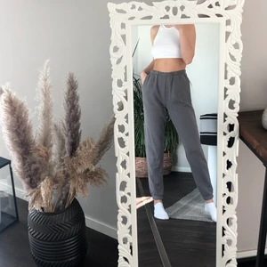 Mjukisbyxor - Supersköna mjukisbyxor från Gina Tricot i en mörkgrå färg.