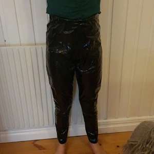 Ett par svarta byxor i storlek s - Ett par svarta byxor från ginatricot i storlek s i rengrocks material.