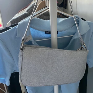 Väska - Säljer denna superfina glittriga väska från Gina tricot💕💕