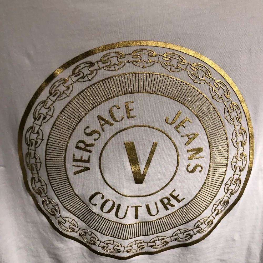 T-shirt ifrån Versace Jeans Couture i storlek xs. Endast använd en gång, nypris från zalando är 1145kr. 😊. T-shirts.