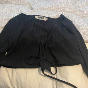 Kofta som man knyter Stl S - Kofta som man knyter Stl S köpt från DM retro.