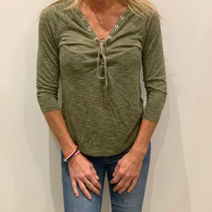 Militärgrön långärmad tröja - Grön långärmad tröja. Bekväm och snygg!💚🪖