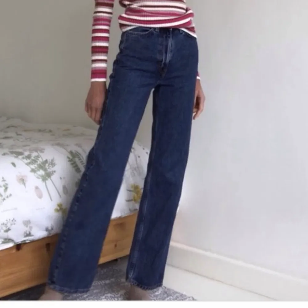 Jättesnygga mörkblå jeans från weekday i färgen win blue. Modellen row. Säljer pga att dom är för långa. Storlek 28 längd 32. Jeans & Byxor.