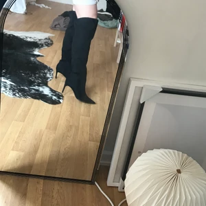 Overknee heels - Dem perfekta overknee klackararna till höstens alla fester 💃🏻 skorna är i mocka(imitation?) och är endast använda en gång på en promenad på ca 500m, dvs toppskick. strl 39 men passar även mig som har en 38, jag la då i en extra sula men funkar även utan. Slutar precis ovanför knät och baggy passform precis som man vill ha dem ✨ 