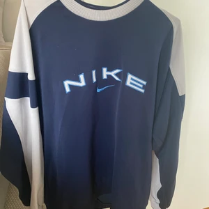 Vintage Nike tröja - Säljer denna vintage nike tröja i storlek L. Oanvänd och i perfekt skick! Kan skicka varan gratis!