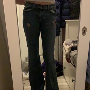 Jeans från h&m - Säljer nu mina jättefina jeans som är från h&m men är väldigt gamla eftersom jag ärvt dem av min mamma, säljer pga att jag inte använder dem så ofta🥰