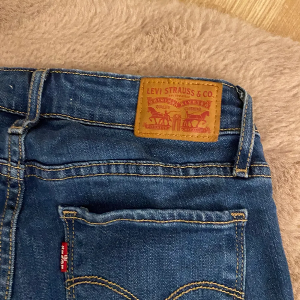 Ett par blåa Levis jeans, använt få gånger. . Jeans & Byxor.