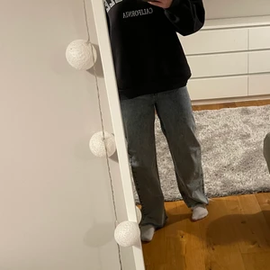 Blåa raka jeans nakd  - Säljer mina raka jeans från nakd som är avklippta nedtill. Använd ett par gånger, men i fint skick. Längden passar perfekt mig som är 165. Köparen står för frakten. Kontakta mig för fler bilder💗