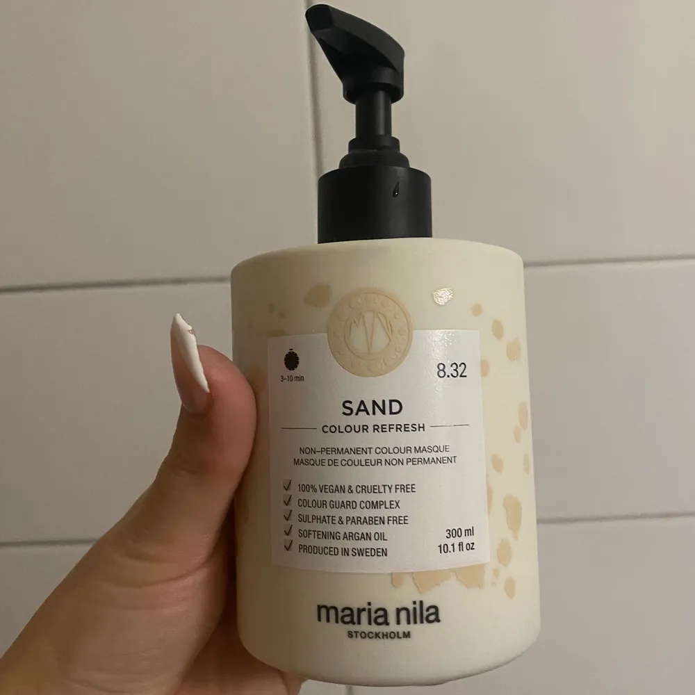 Helt ny maria nila colour refresh i färgen sand! Endast testad vid ett tillfälle men kände inte att den passade till mitt superblonda hår! Perfekt för någon som är mellanblond och vill fräscha upp sitt hår! Endast använt 3pump av den! Nypris 279kr, säljer den för 150. Övrigt.