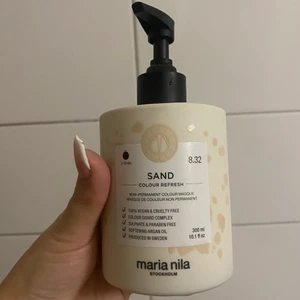 Marila Nila sand colour refresh - Helt ny maria nila colour refresh i färgen sand! Endast testad vid ett tillfälle men kände inte att den passade till mitt superblonda hår! Perfekt för någon som är mellanblond och vill fräscha upp sitt hår! Endast använt 3pump av den! Nypris 279kr, säljer den för 150