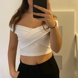 Söt blus omlott  - Säljer nu denna i storlek S, den är oanvänd och superfin. Säljer den för 100 kr inkl frakt eller så kan jag mötas upp i Huddinge i Stockholm 😊