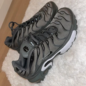 Nike skor  - Helt nya Nike Air Max plus i khaki grönt storlek 38 passar 37 också 