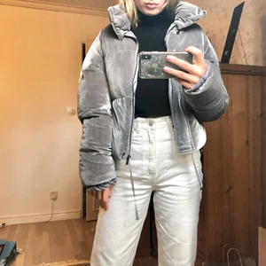 K.zell vinterjacka - En fin velourjacka med mysig krage. Helt ny med prislapp kvar! Från märket K.zell Skriv för fler bilder 💛