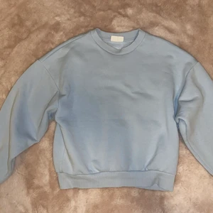 Collagetröja - Ljusblå collagetröja från Gina Tricot, mycke sparsamt använd! Köparen står för frakten💙