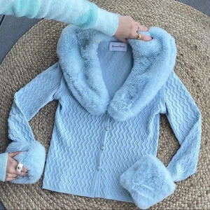 Pacific Peggy House of sunny - Kollar intresset på min fina blåa kofta från house of sunny. Går att ta bort ärmarna och pälsen. Inköpt för ungefär 1000kr med tull+frakt. Slutsåld på deras hemsida. Storlek 8, passar en 34-38 skulle jag säga. Använt den max 3 gånger. Köparen står för frakt