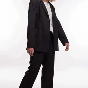 Randig kostym  - Storlek: 38                                                         Innersöm: 76cm                                                       Skick: Bra                                                            Modellen på bilden är 171cm                                      För mer bilder och info, skicka DM                     Betalning sker via Swish                                       Kunden betalar frakt