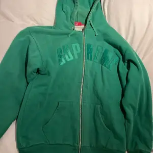 Säljer den här skitcoola gröna supreme zip hoodien i storlek large (stor i storlek), den är oanvänd, så den är i väldigt bra skick. Köparen betalar frakten. Den är köpt för 4000kr. 