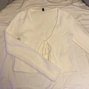 Hm tröja - Aldrig använd. Frakten ingår inte i priset. 