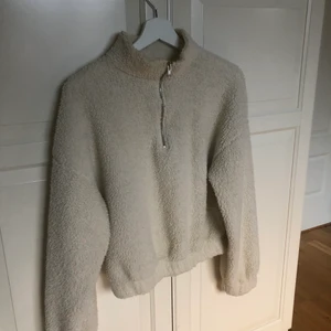 Teddytröja - Superskön & mysig Teddytröja ifrån gina tricot. Köpt ca förra året men knappt använd. Storleken är S. För fler frågor så är det bara att skriva. Obs! Frakten ingår ej!💕🌤
