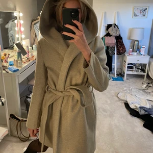 Kappa Zara  - Säljer denna supersnygga kappan från Zara. Finns inte längre kvar! Fin luva och går att matcha med mycket. Skön nu till hösten. Stl S! Säljer för 260kr