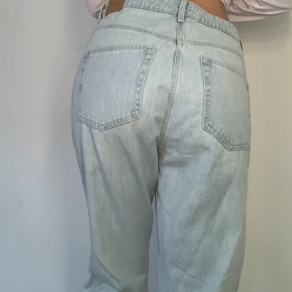Weekday jeans i modellen high waist rowe. Säljer dem på grund av fel storlek när jag köptde dem fick inte chansen att returnera dem. Därför vill jag sälja av mig dem så de kommer till användning🤍 sidan sa att storleken var 34 vilket de definitivt inte var. Skulle mer säga upp mot 42-44 L/XL jeans (vilket ni kan se hur byxorna sitter på min). Aldrig använda, bara testade. Jeans & Byxor.