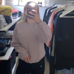 Sweatshirt  - Säljer min lila sweatshirt från Gina då den inte kommer till användning! Den är lite missfärgad (kolla bilderna) men inget som syns när man har på sig tröjan! Storlek xs men passar både s och M! 100kr + frakt men pris kan diskuteras! 