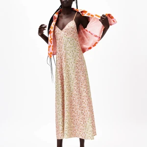 Zara klänning strl L - Superfin, ankellång slipklänning i ljusrosa blommönster. Jätteskön och faller smickrande. Helt oanvänd. Köpt i början av sommaren, men den var för stor så fick byta strl. Nypris 199kr, säljes för 100kr. Kan mötas upp i Stockholm alternativt frakta, köparen står för frakt💕