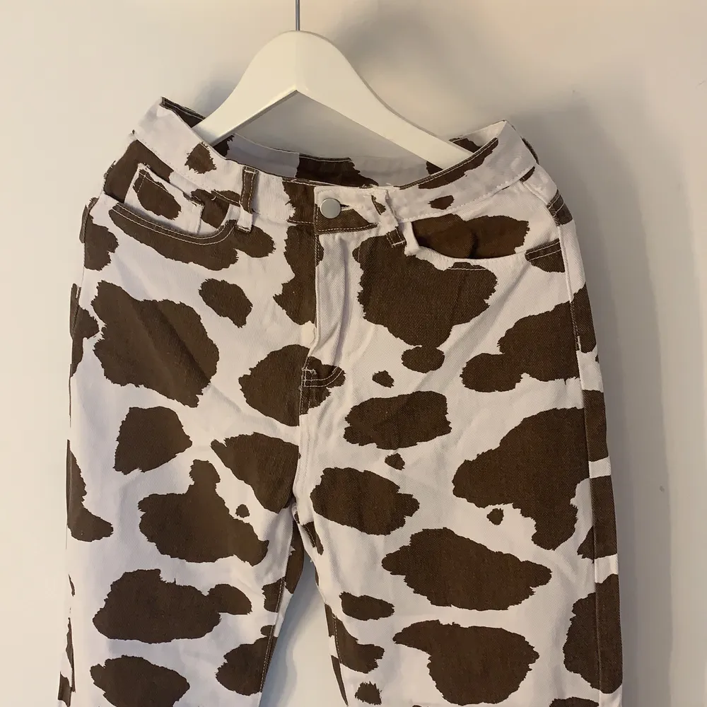 Brun/vit cowprint jeans från shein säljs på grund av för korta i benen för mig som är lång. Skulle säga att den passar 178 nedåt för de som vill att de kommer över ankeln. Kedjan och knappen är inte topp noche men de funkar att ha på sig.🤎🤍. Jeans & Byxor.