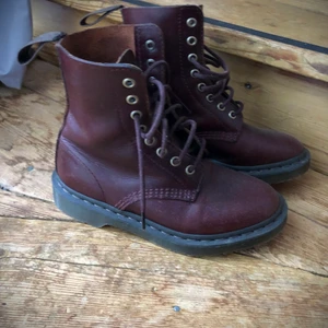 Dr Martens ’Pascal’ - frakt ingår! - Ett par av mina Dr Martens som inte använts så mycket. Modellen är Pascal, färg brunröd, jättesnygg och unik. Inga sprickor, fräscha inuti och hel snörning. Frakt ingår i priset!