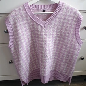 Väst - En rosa rutig väst. Aldrig använd. Bra skick. Pris kan diskuteras. Ställ gärna frågor