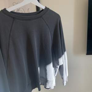 Super snygg sweatshirt i en populär grå färg. Nyskick🙌🏼