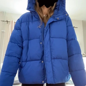 Vinterjacka - Skitsnygg och super varm och mysig vinterjacka i så snygg blå färg! Köpt förra vintern och inte alls använd mycket då jag använde en annan jacka mer 😁 sitter snyggt oversized på mig som vanligtvis har S 💗💗 skriv för fler bilder eller frågor 💞 