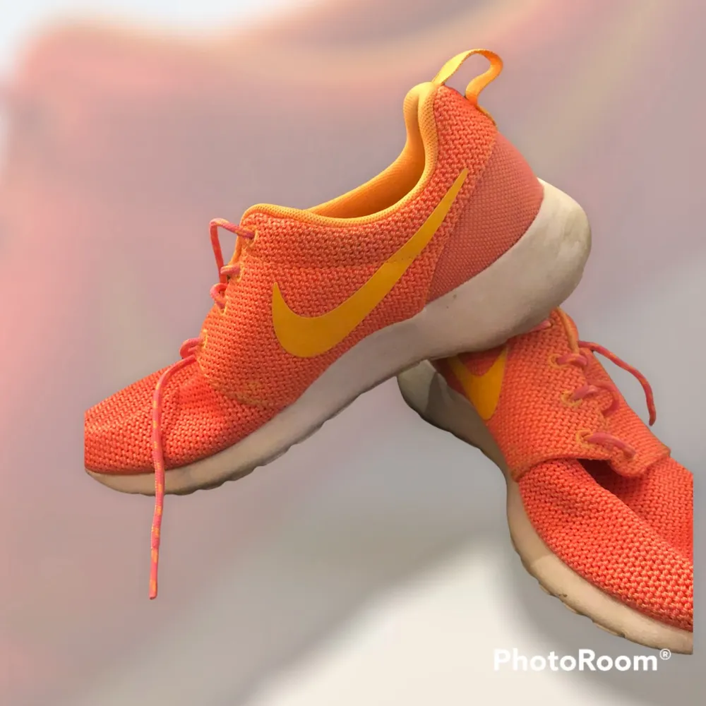 Äkta roshe run skor från Nike. Super snygg färg till vår/sommar och även till gymmet!! Använd fåtal gånger men är ändå fint skick. Storlek 36 passar även 36.5. . Skor.