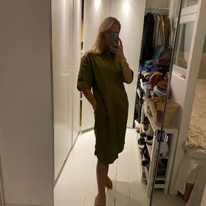 Læderkjole - Olivengrøn læderkjole, aldrig brugt 