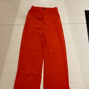 Gina Tricot luftiga byxor - Supersköna byxor i en koralrosa färg aldrig använda köpta på rea i storlek 34