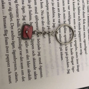 Nyckelring  - En fin nyckelring i motivet av en väska med en liten sött fake diamant på som knap❤️
