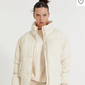 Beige dunjacka - Beige dunjacka med flis inuti, jätte jätte varm, tjock, hög krage, nyköpt men den var för liten och jag hade inget kvitto😩😩 sjukt trendig och fin