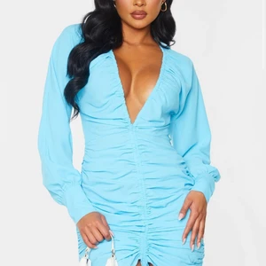 Klänning  - Helt ny oanvänd klänning från prettylittlething, säljs pga för liten. Står S men skulle säga att det är en xs💗