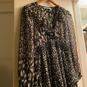 Populär zara klänning - Säljer denna populära klänningen från zara!!! Långärmad och v-ringad med fint mönster och volanger❤️‍🔥 Storlek M, passar mig som har S/36 i kläder. Använd fåtal gånger! Frakt tillkommer